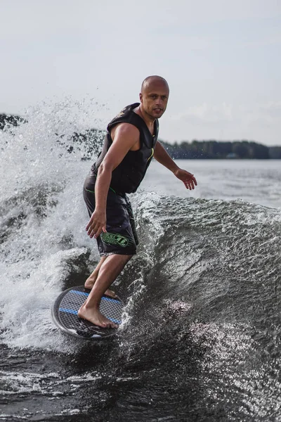 Wakesurfing adam. tekneden dalga.
