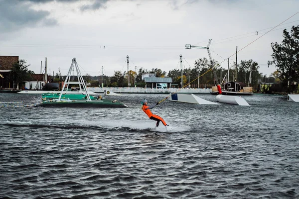 Mooi Meisje Met Lang Haar Met Een Wakeboard — Stockfoto