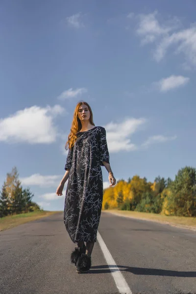 Молодая Женщина Длинными Рыжими Волосами Льняном Платье Естественном Месте Фоне — стоковое фото