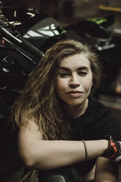 Belle Fille Aux Cheveux Longs Dans Garage Réparer Une Moto — Photo