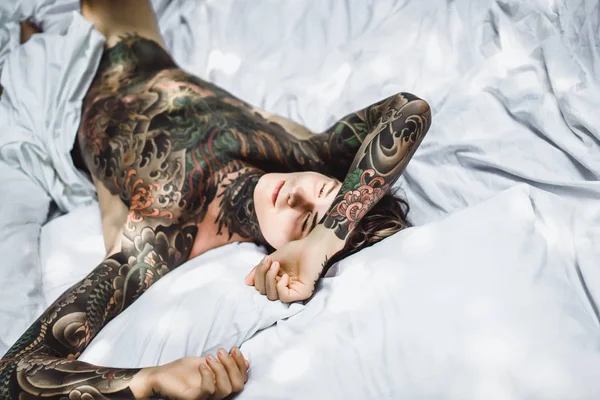 Dövmeli Yakışıklı Genç Adam Yatakta Dinleniyor — Stok fotoğraf