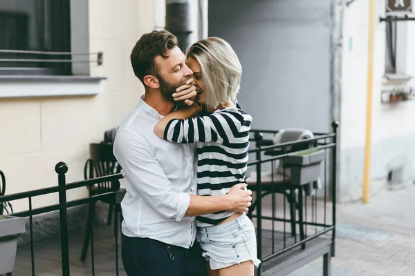 Couple Amoureux Embrasser Dans Rue — Photo
