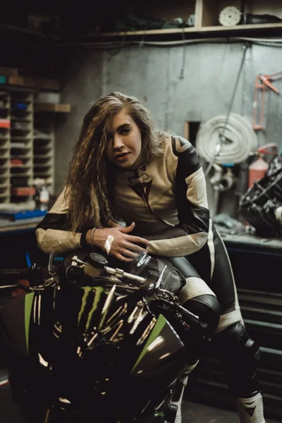 Piękna Dziewczyna Długimi Włosami Garażu Naprawy Motocykla — Zdjęcie stockowe
