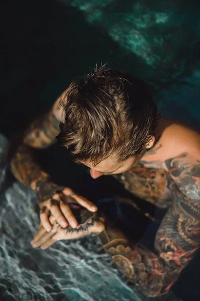 Young Handsome Man Tattoos Resting Outdoor Pool Tattooed Man Pool — Stock Photo, Image