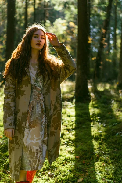 Junge Frau Mit Langen Roten Haaren Leinenkleid Die Wald Bastkorb — Stockfoto