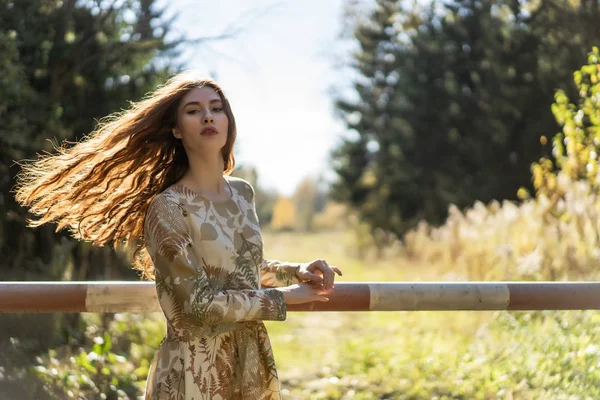 Jeune Femme Aux Longs Cheveux Roux Dans Une Robe Lin — Photo