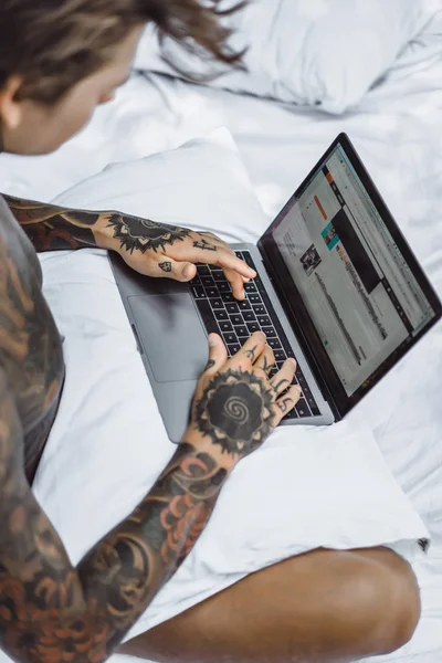 Een Man Bed Die Aan Een Laptop Werkt Post Leest — Stockfoto