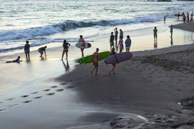 okyanusun bir sörf tahtası ile birlikte sörfçü gün batımında gitmek.
