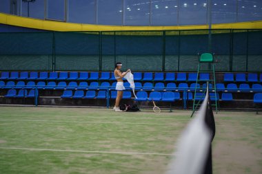Tenis oynayan genç bir kadın