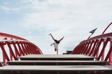 adam köprüde. amut breakdance