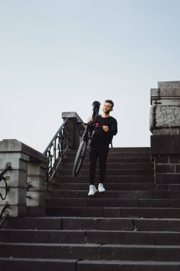 Bisiklete binen genç adam.