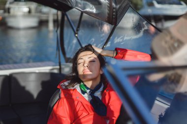 kırmızı bir yağmurluk güzel genç kadın ile özel yat gidiyor. Stockholm, İsveç