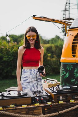 Plak çalan kız DJ.