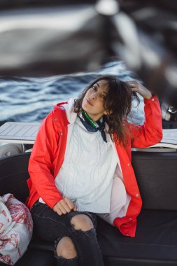 kırmızı bir yağmurluk güzel genç kadın ile özel yat gidiyor. Stockholm, İsveç