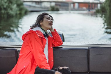 kırmızı bir yağmurluk güzel genç kadın ile özel yat gidiyor. Stockholm, İsveç