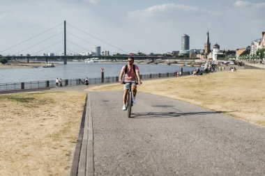 Bisiklete binen genç adam.