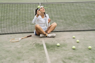 Tenis oynayan genç bir kadın