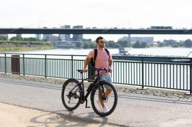 Bisiklete binen genç adam.