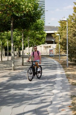 Bisiklete binen genç adam.