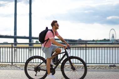 Bisiklete binen genç adam.