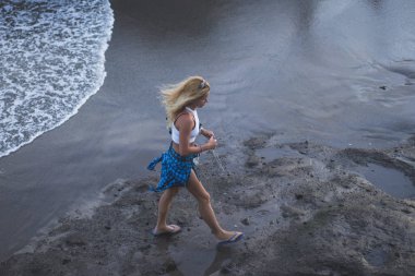 gün batımında insanlar okyanus üzerinde.