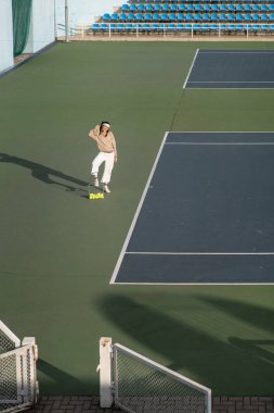 Tenis oynayan genç bir kadın