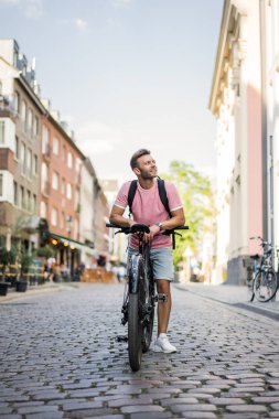 Bisiklete binen genç adam.