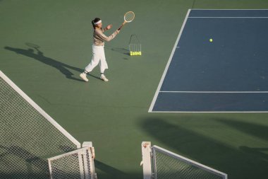 Tenis oynayan genç bir kadın
