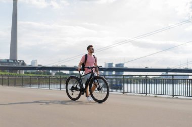 Bisiklete binen genç adam.