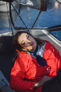 kırmızı bir yağmurluk güzel genç kadın ile özel yat gidiyor. Stockholm, İsveç