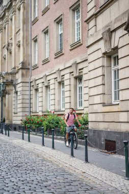 Bisiklete binen genç adam.