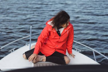 kırmızı bir yağmurluk güzel genç kadın ile özel yat gidiyor. Stockholm, İsveç