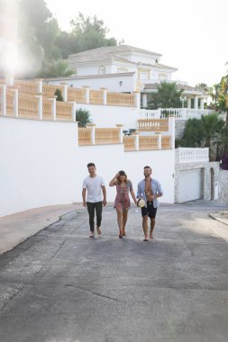 yaz tatilinde arkadaşlar, gülüyor, eğlenmek, zıplamak, şehrin sokaklarında yürümek.