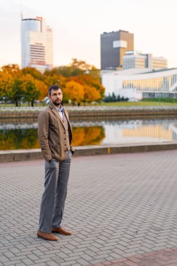 sonbahar parkta yürüyen adam