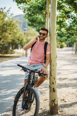 Bisiklete binen genç adam.