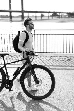 Bisiklete binen genç adam.