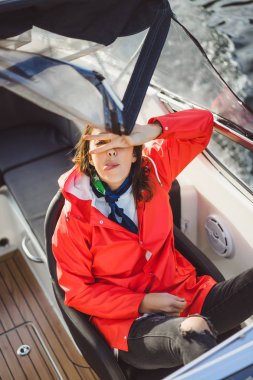 kırmızı bir yağmurluk güzel genç kadın ile özel yat gidiyor. Stockholm, İsveç
