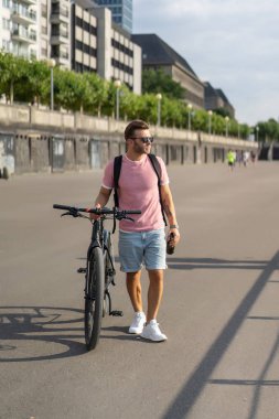 Bisiklete binen genç adam.