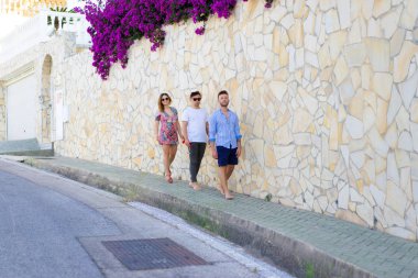 yaz tatilinde arkadaşlar, gülüyor, eğlenmek, zıplamak, şehrin sokaklarında yürümek.