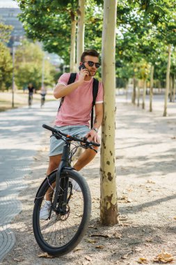 Bisiklete binen genç adam.