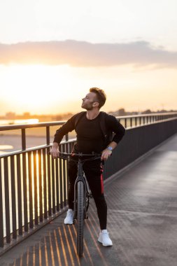 Bisiklete binen genç adam.