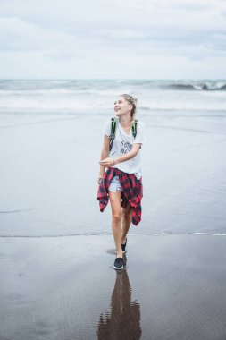 okyanus kıyı kumlu bir plaj üzerinde yürüyen genç çekici kadın