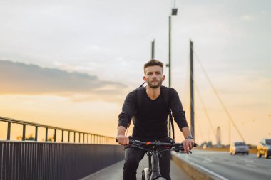 Bisiklete binen genç adam.