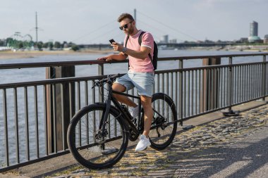 Bisiklete binen genç adam.