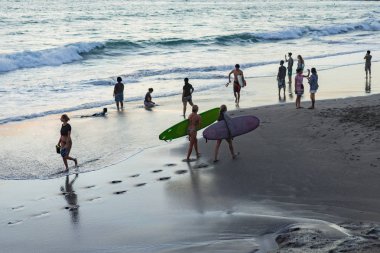 okyanusun bir sörf tahtası ile birlikte sörfçü gün batımında gitmek.