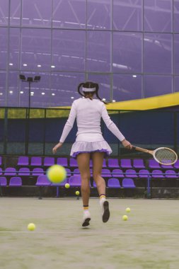 Tenis oyuncusu yeşil mahkeme çimenlerin üzerinde