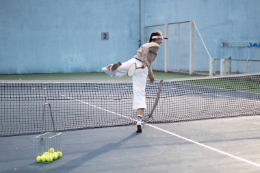 Tenis oynayan genç bir kadın
