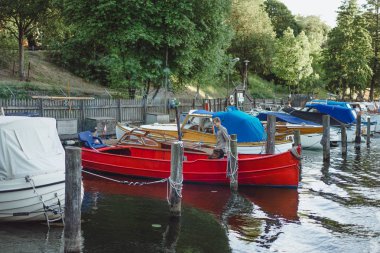 Yelkenli tekneler ve yatlar şehir merkezi Stockholm öndeki iskelede