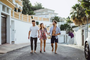 yaz tatilinde arkadaşlar, gülüyor, eğlenmek, zıplamak, şehrin sokaklarında yürümek.