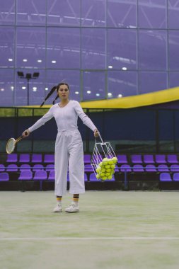 Tenis oynayan genç bir kadın